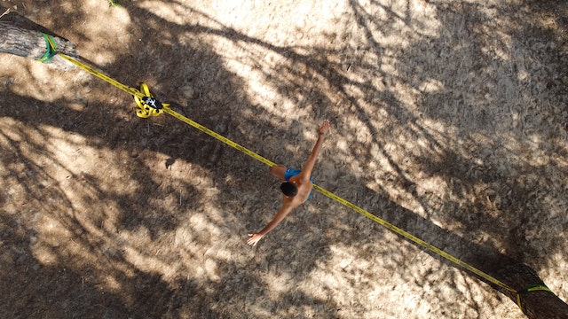 Eine Slackline fördert die Köperbeherrschung und den Gleichgewichtssinn